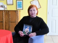 Galina Arum raamatuga „В Сибирь сквозь слёзы, смех, любовь” („Siberisse läbi pisarate, naeru, armastuse“) Foto: Urmas Saard / Külauudised