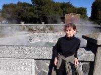 Tiina Laurisson Uus-Meremaal kuumaveeallika juures. Foto: Vooremaa Viburada