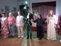 Viljandi Seasaare teatri trupp näitemängu "Vaim" etendusel Kuremaa lossis. Foto: Jaan Lukas
