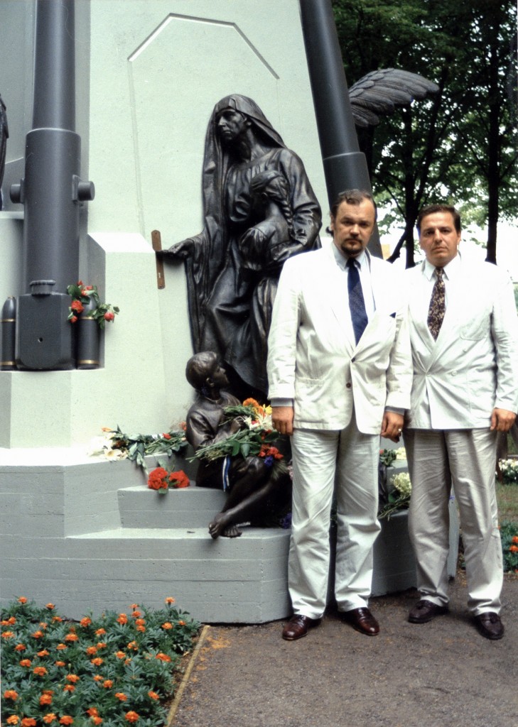 1993.07. Hannes Walter ja Ali Rza-Kulijev 1993 a juulis Pärnus taastatud Vabadussõjas langenute mälestusmärgi juures Foto ESHL arhiivist