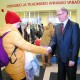 Ain Keerup, Sindi gümnaasiumi direktor, kätles kõiki vene keele päevale saabujaid ja lahkujaid Foto Urmas Saard