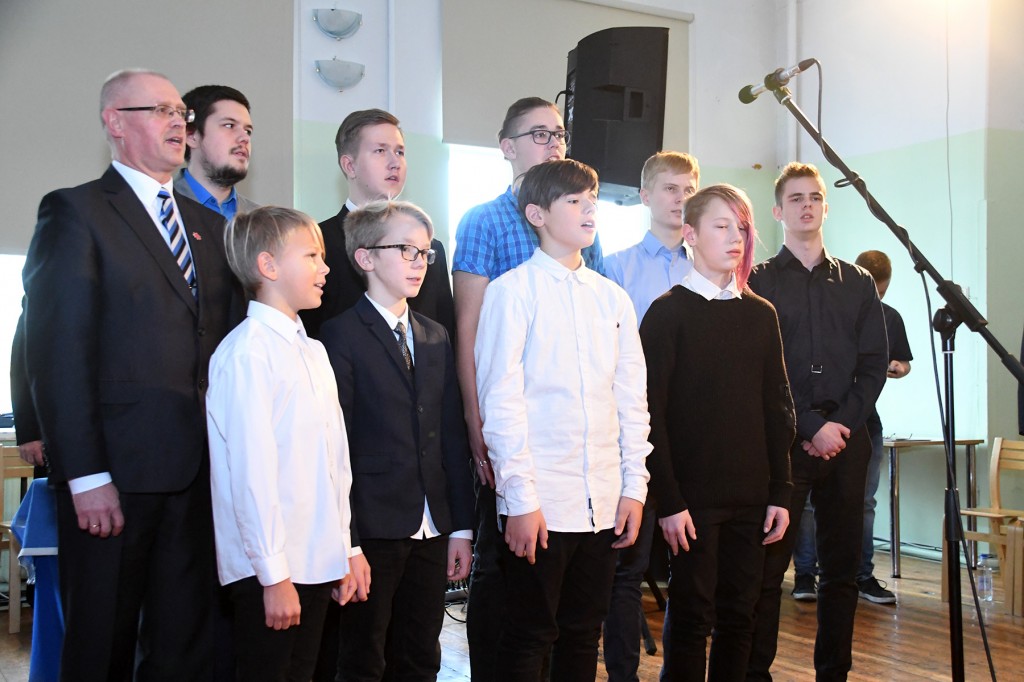 Ain Keerup laulab koos Sindi gümnaasiumi õpilastega Jää vabaks Eesti meri Foto Urmas Saard