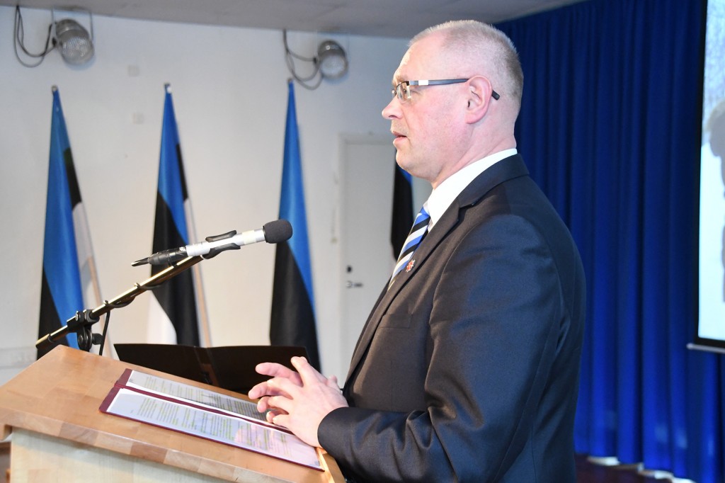 Ain Keerup teeb ettekande Sindi gümnaasiumi õpilaskonverentsil Eesti lipp 135. Foto Urmas Saard