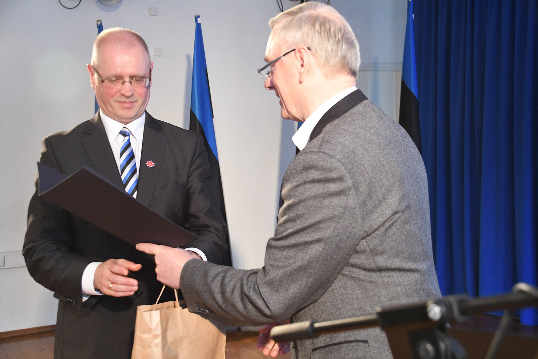 Ain Keerup võtab vastu Eesti lipu seltsi tänukirja, mille annab üle juhatuse liige Trivimi Velliste. Foto Urmas Saard