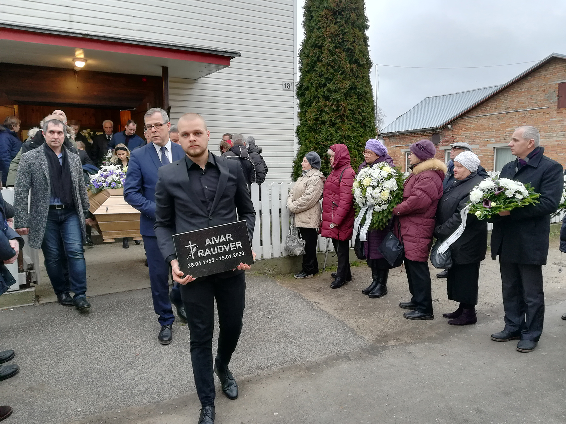 Aivar Raudver kantakse Saalemi kirikust välja. Foto: Urmas Saard
