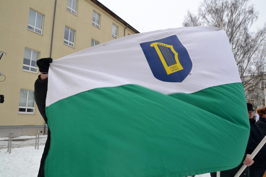 Ajaloolise Petseri maakonna lipp Rahumaja juures. 2.02.2019. Foto Ain Väli