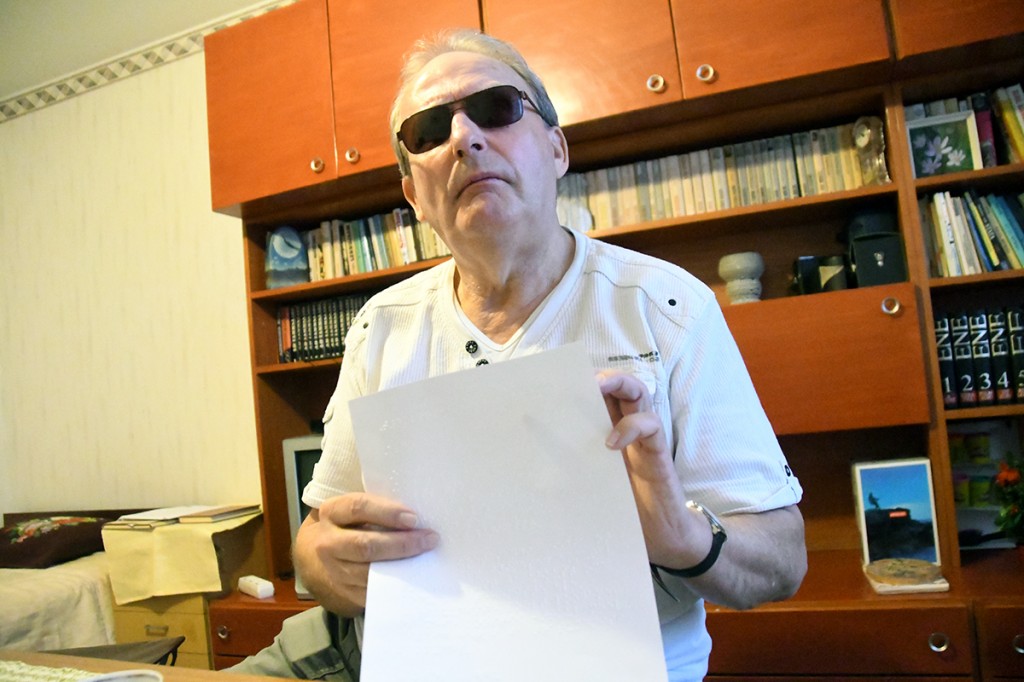 Aldo Kals, Külauudiste infoveski kauaaegne kirjasaatja, loeb oma kodus reljeefsetes punktikombinatsioonides koostatud kirja. Foto Urmas Saard