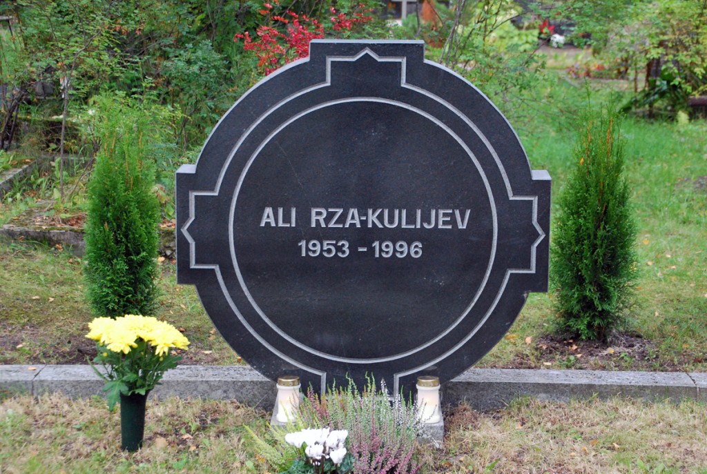 Ali Rza-Kulijev lasi projekteerida oma tulevasele kalmule mälestuskivi, millel olevad kujundid on seotud mitmete maailmarahvaste religioonide ja muude sümbolitega, mis natuke ka tema päritolu meenutavad Foto Urmas Saard