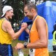 Andres Veerpalu õnnitleb endast väledamalt jooksnud kolmanda Uhla–Rotiküla  elamusjooksu võitjat Karl Mäed Foto Urmas Saard