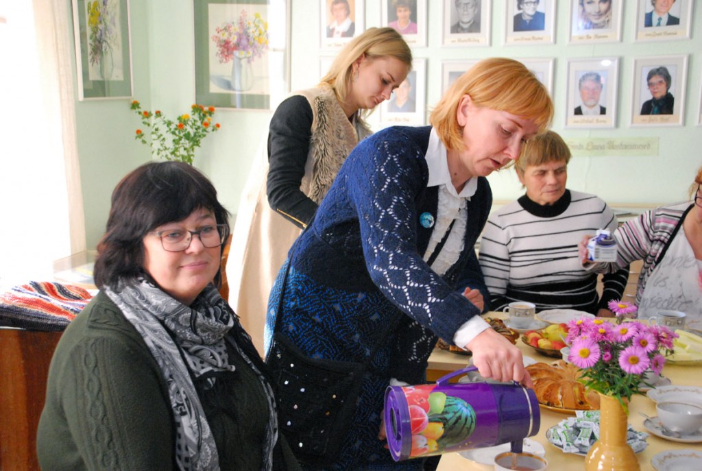 Anne Ats, Anu Eisenschmidt ja Iivi Kallaste (kohvi valamas) näituse avamise kohvilauas Foto Urmas Saard