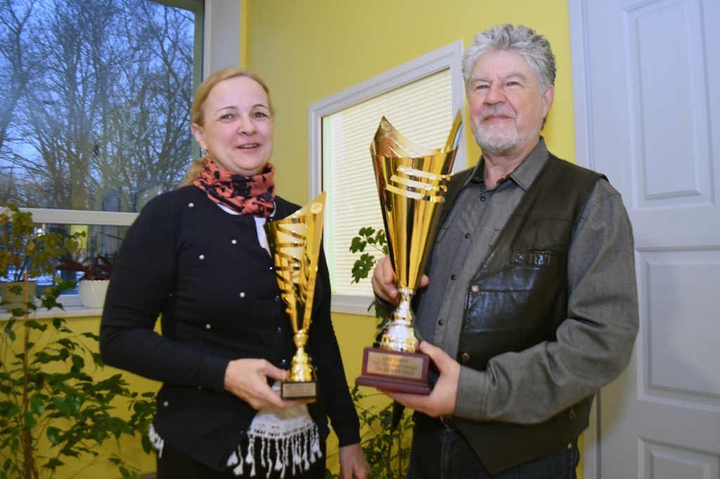 Anneli Uustalu ja Mihail Šorini käes on karikad, mis antakse laupäeval võitjatele üle Foto Urmas Saard