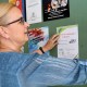 Anneli Uustalu kinnitab Sindi hoovimüügipäeva plakati teadetetahvlile. Foto Urmas Saard