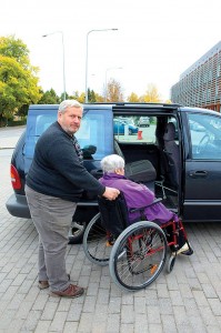 Põlvamaa mees Ants Väärsi on kolm aastat abivajajaid oma invataksoga arstide vahet sõidutanud. Foto: nuusi.ee