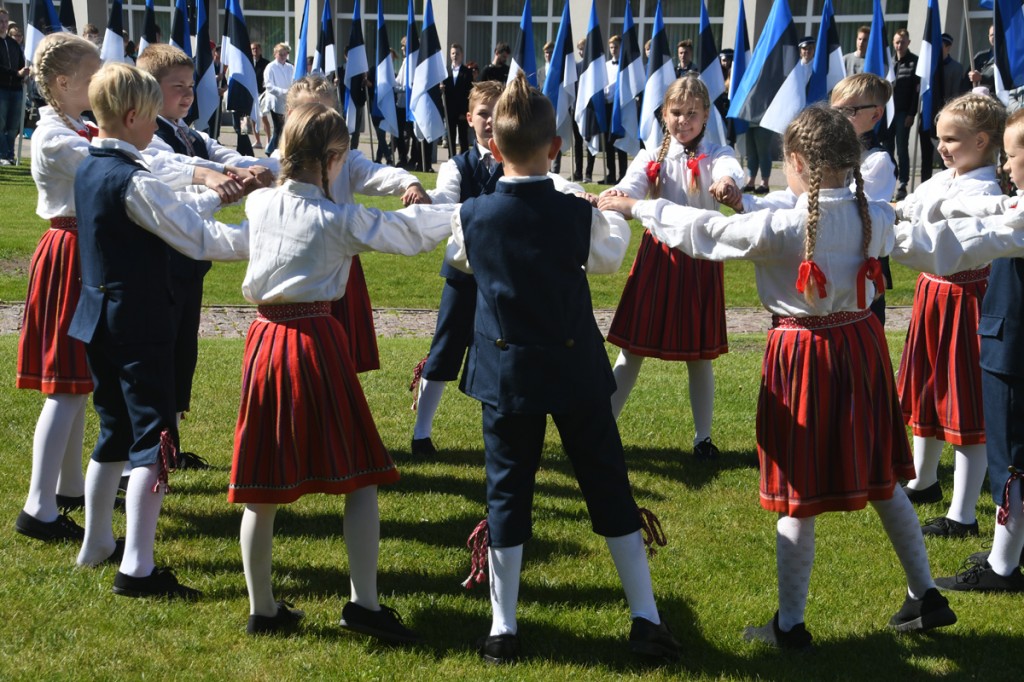 Audru kooli Kullakera kandjad lipu päeval Pärnus Rüütli platsil Foto Urmas Saard