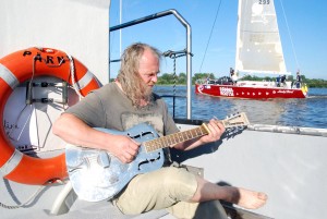 Bluusilegend Üllar Kallau kitarripalad saadavad puuskulptuuridepäevade lõpetamist veel Foto Urmas Saard