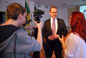 Briti suursaadik Christopher Bruce Holtby vastab Sindi gümnaasiumi noorte teletöötajate küsimustele Foto Urmas Saard