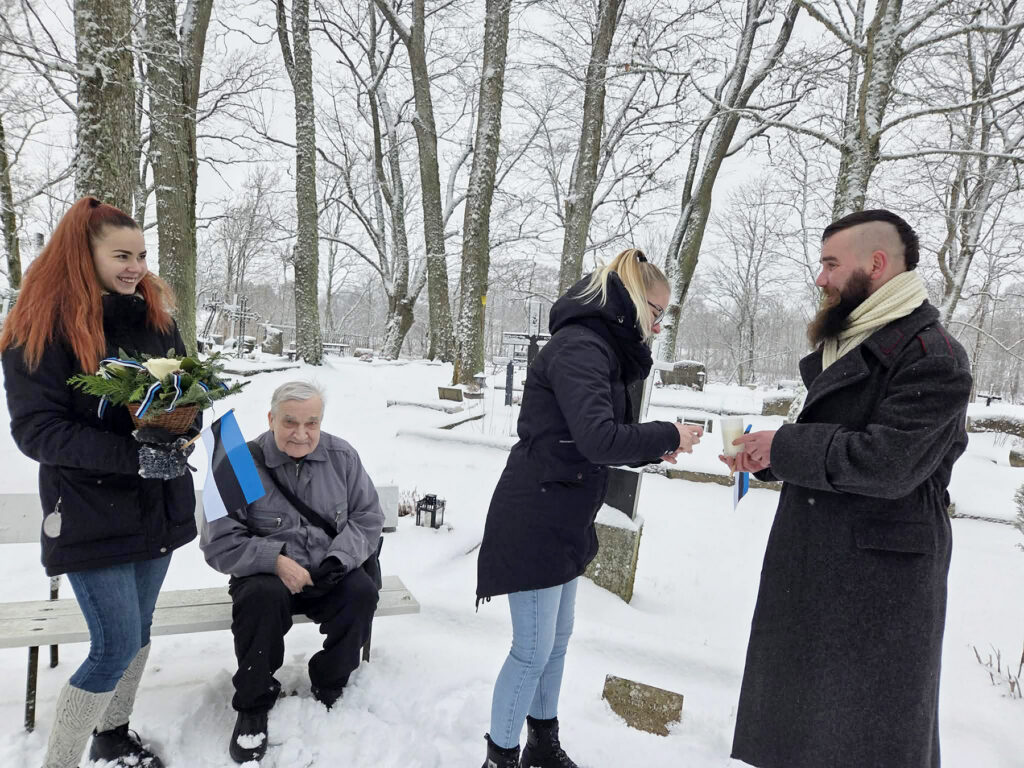 Eesti Lipu Seltsi Sindi osakonna liikmed Kristiina Anufrieva, Lembit Roosimäe, Chätlyn Parts (esimees) ja Marko Nuut Vabadussõjas võidelnute mälestuspäeval Sind