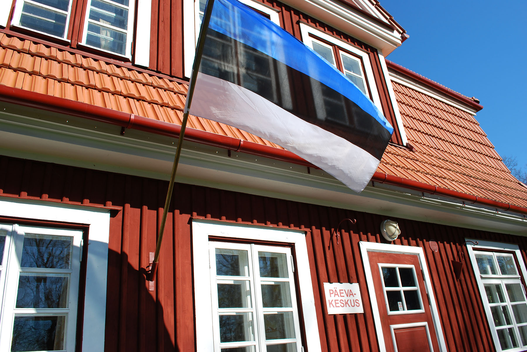 Eesti Vabariigi aastapäeva hommikul heisatakse enne kaheksat riigilipud. Foto Urmas Saard