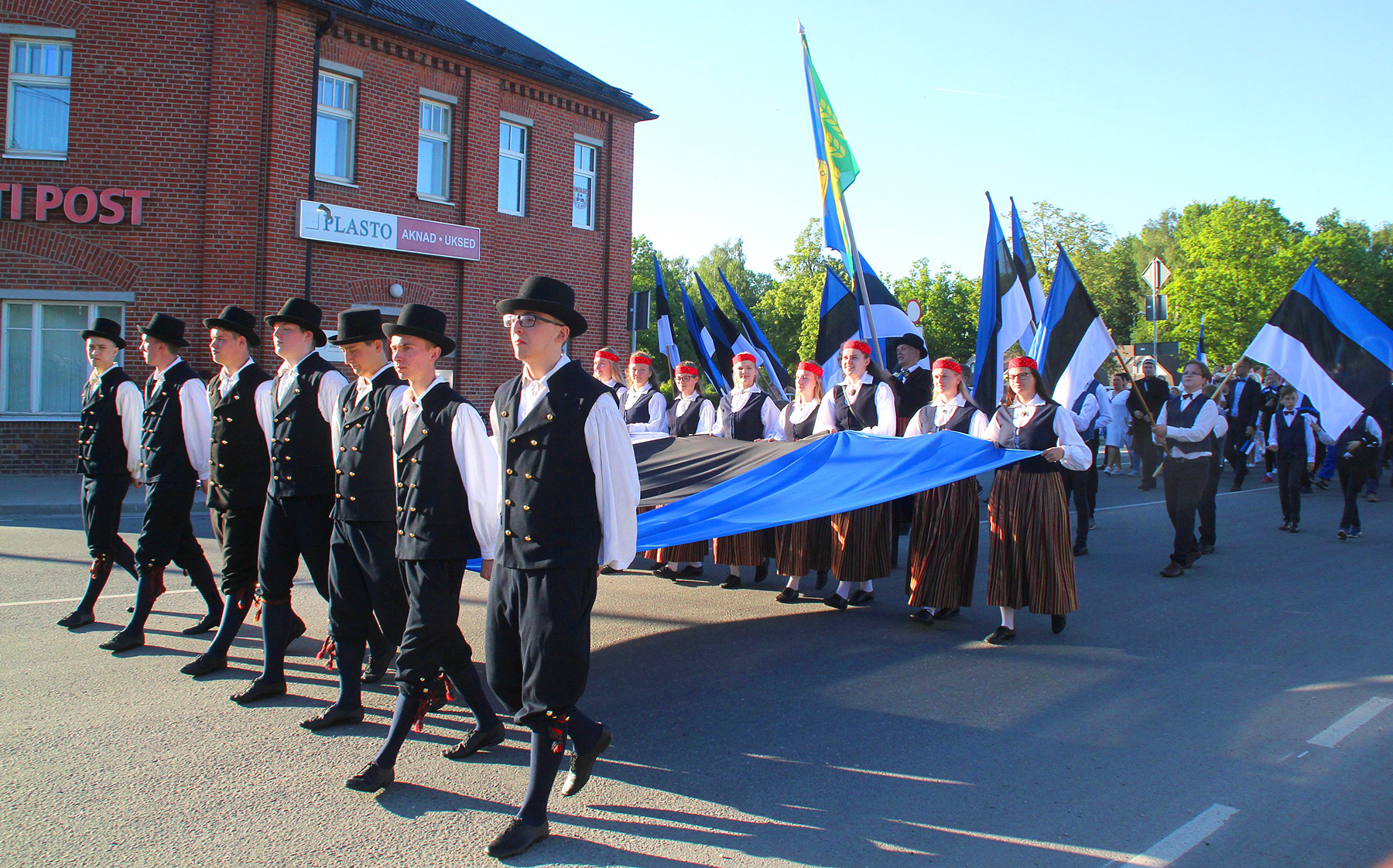 Eesti lipu 135. sünnipäeva tähistamine Põltsamaal. Foto Väino Valdmann