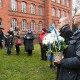 Eesti lipu seltsi Sindi osakonna liikmed Kardo Kase ja Ain Keerup lillekorvidega Seljamaa ausamba ees. Foto Urmas Saard
