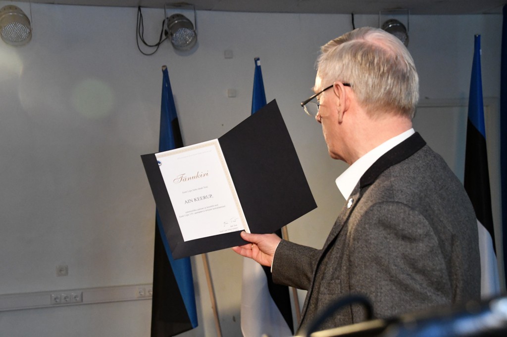 Eesti lipu seltsi tänukiri Ain Keerupile. Foto Urmas Saard