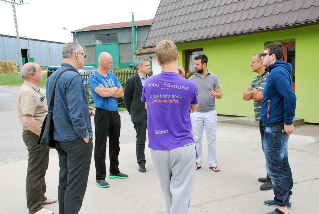 Eestlased kohtuvad Jedousovis põhuplaadi tehase ainuomaniku Jan Bareš'iga (paremalt kolmas) Foto Urmas Saard