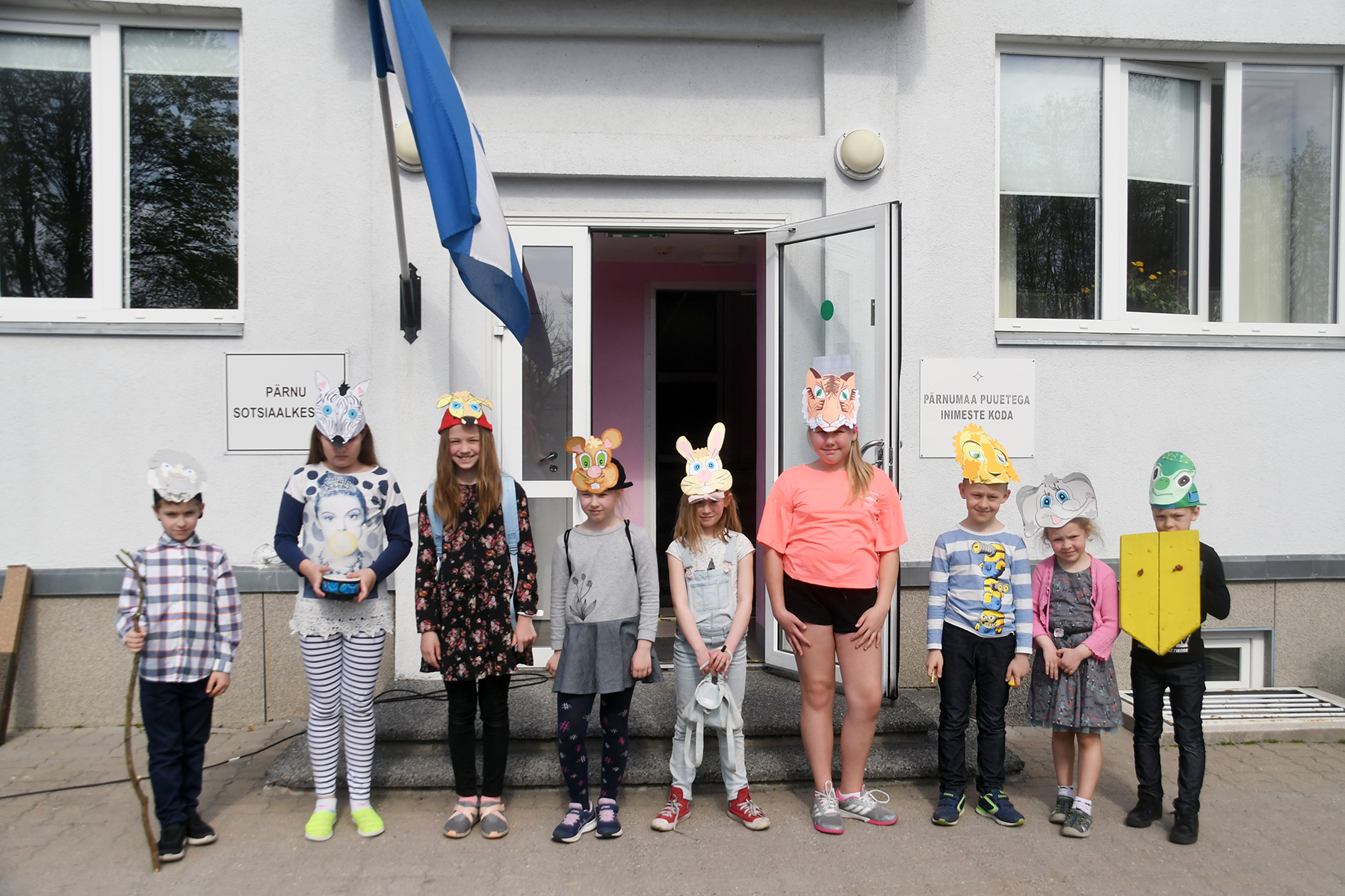Eliisabeti koguduse pühapäevakooli näiterühma lapsed Pärnu sotsiaalkeskuse ees. Foto Urmas Saard