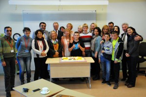 Erasmus+ projekti töögrupp valmistub suurt torti sööma Foto Urmas Saard