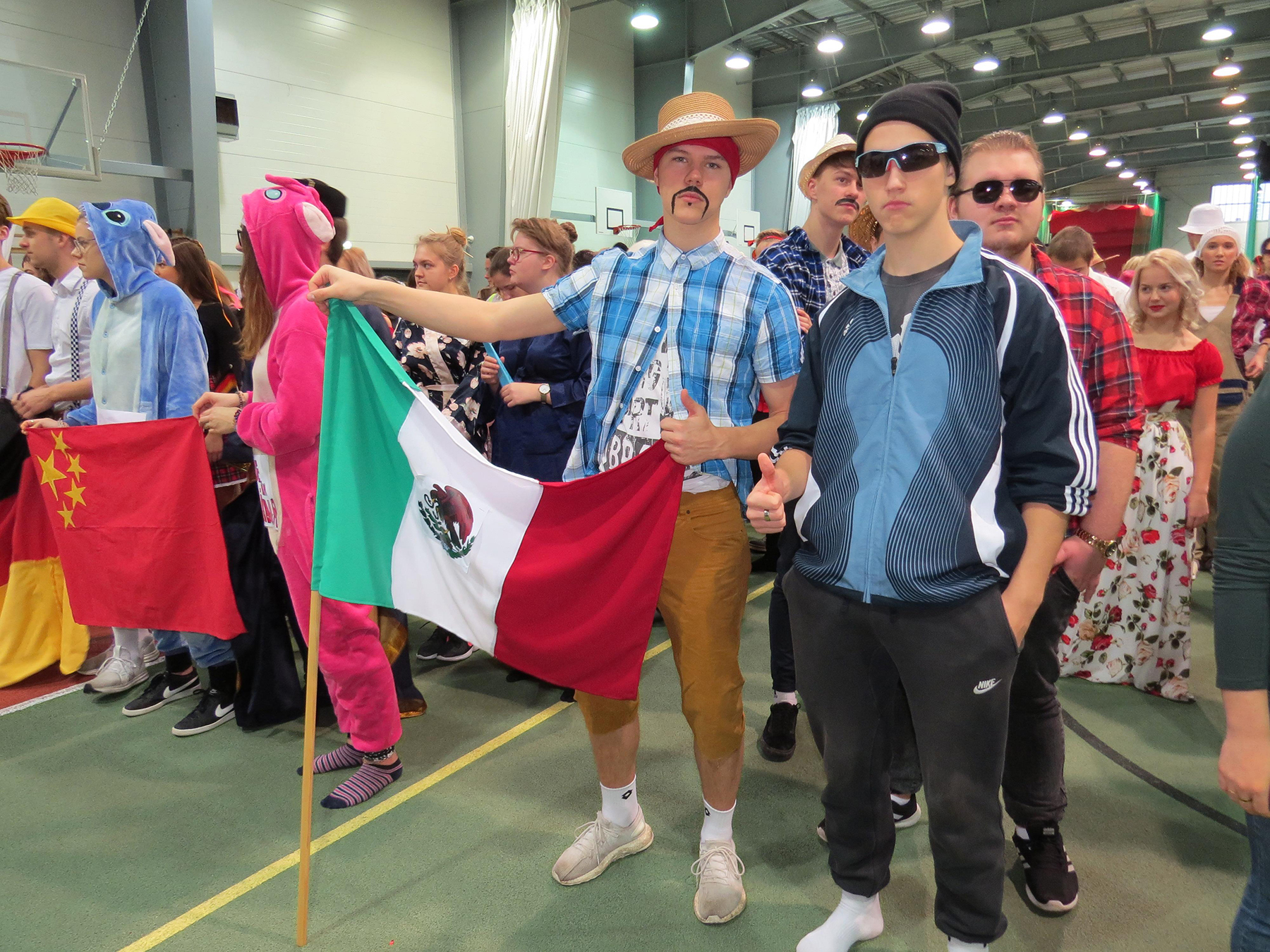 Esiplaanil Mehhiko lipu all võistlejad. Foto Pärnu ühisgümnaasium