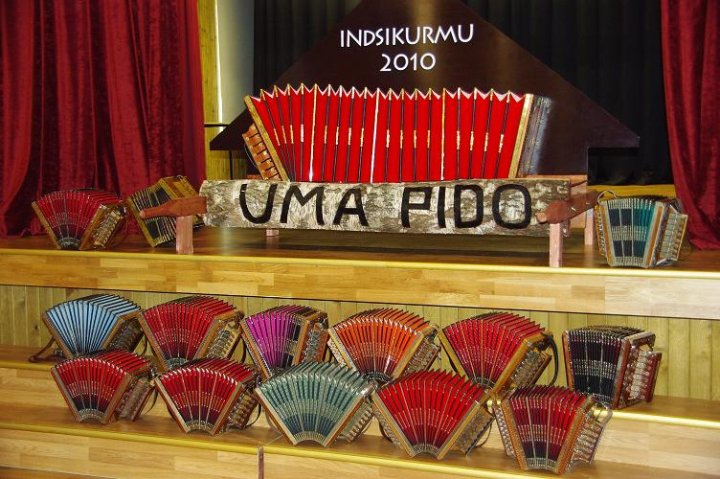 Eesti lõõtspillid 2010. aasta aprillis Uma peo logo esitlusel. Foto: Priidu Teppo