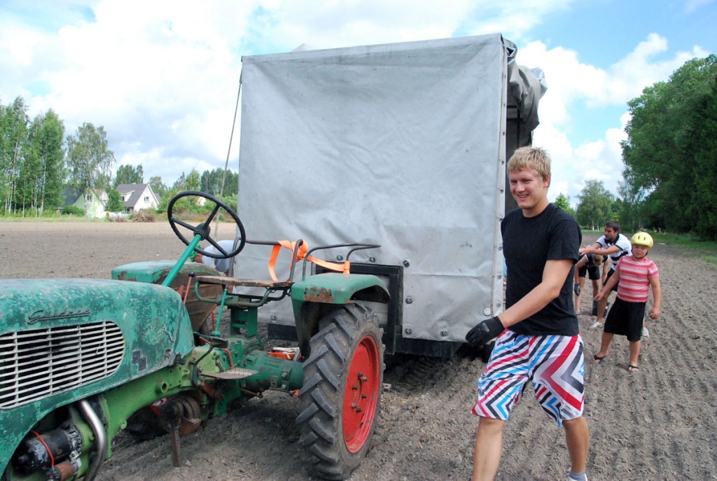 Germo Karro läheb teo käigul liikuvat traktorit peatama, et kivide noppijad järele jõuaks Foto Urmas Saard