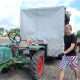Germo Karro läheb teo käigul liikuvat traktorit peatama, et kivide noppijad järele jõuaks Foto Urmas Saard