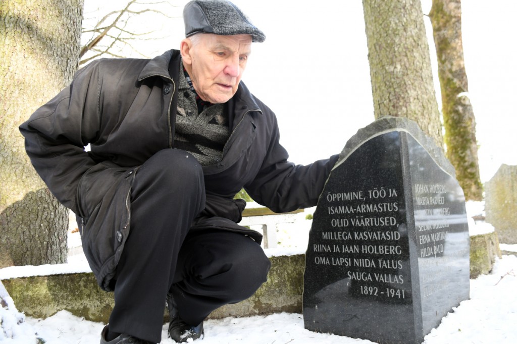 Heldor Käärats juhatas Vana-Pärnu kalmistule, kus puhkavad Johan Holbergi ema ja isa Foto Urmas Saard