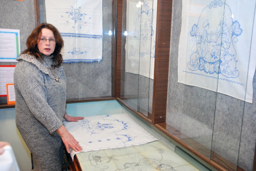 Helin-Helme Mugamäe siniste tikanditega Sindi muuseumis Foto Urmas Saard