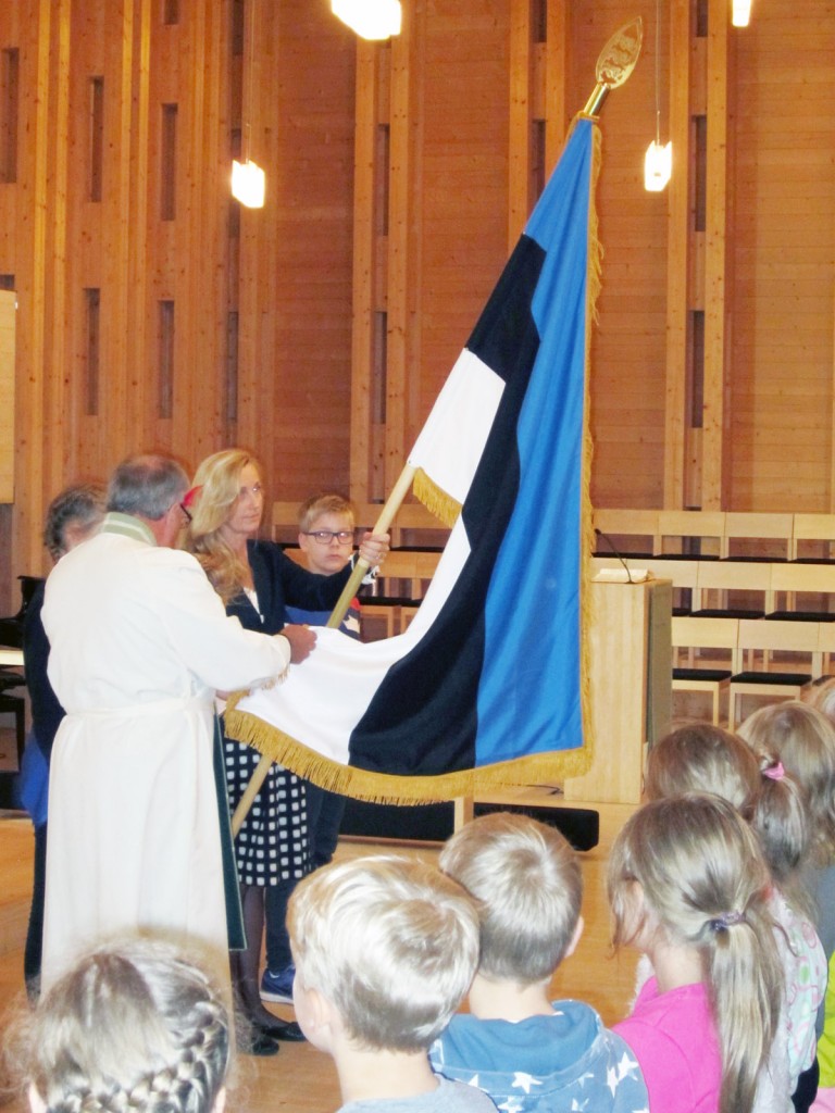 Helsingi Viikki kirikus pühitsetakse Latokartano põhikoolile kingitud Eesti lippu Foto erakogust