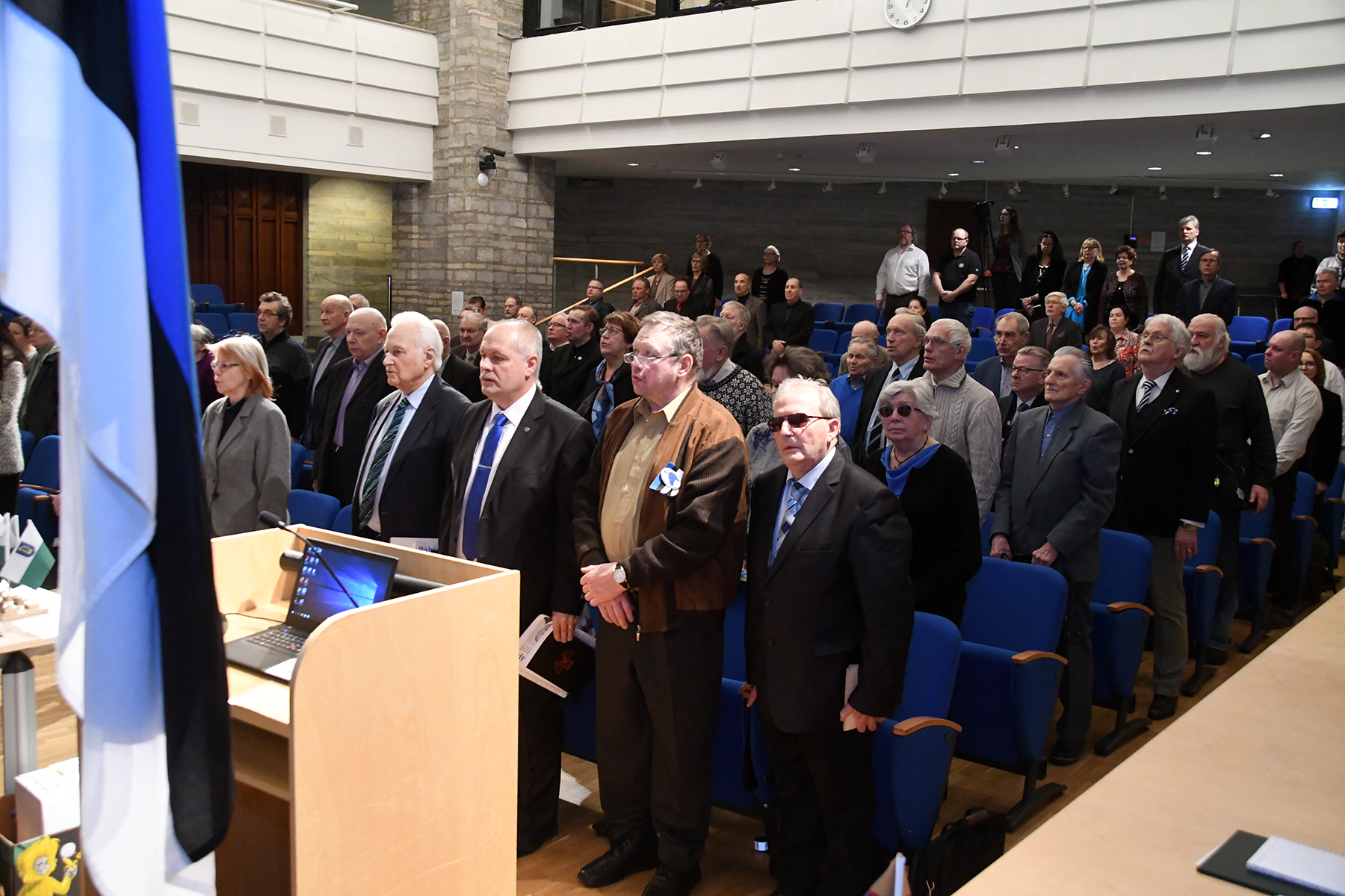 Hümni laulmine Tartu rahuläbirääkimiste 100. aastapäevale pühendatud konverentsil rahvusraamatukogus. Foto Urmas Saard