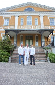 Eduard Glotovs, Alen Veziko ja Priit Sootla Kuremaa lossi ees. Foto: Kadi Tallisaar