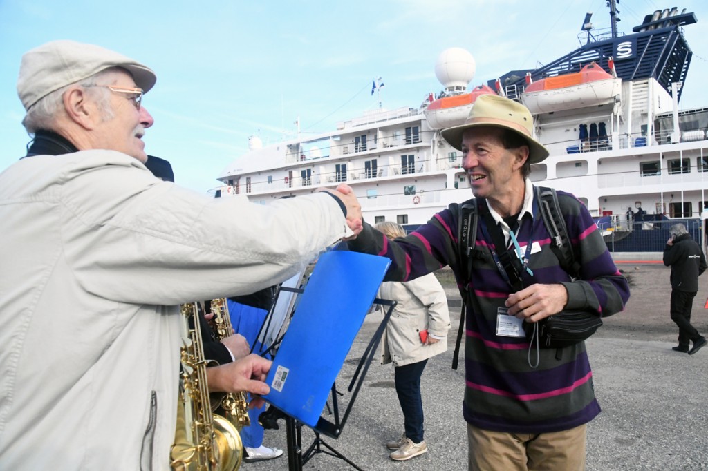 Island Sky kruiislaevaga Pärnut külastavad turistid tänavad kättpidi pasunakoori Õnn Tuli Õuele mängijaid Foto Urmas Saard