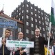 Jaanus Reisner, Kadrina vallavolikogu esimees, on laulupeo rongkäigu alguse ootel koduvalla lippu hoidmas Foto Urmas Saard