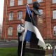 Julius Friedrich Seljamaa ausamba juures seisab ajaloolise lipuga auvalves Jaan Roosnurm, Eesti lipu seltsi liige. Foto Urmas Saard