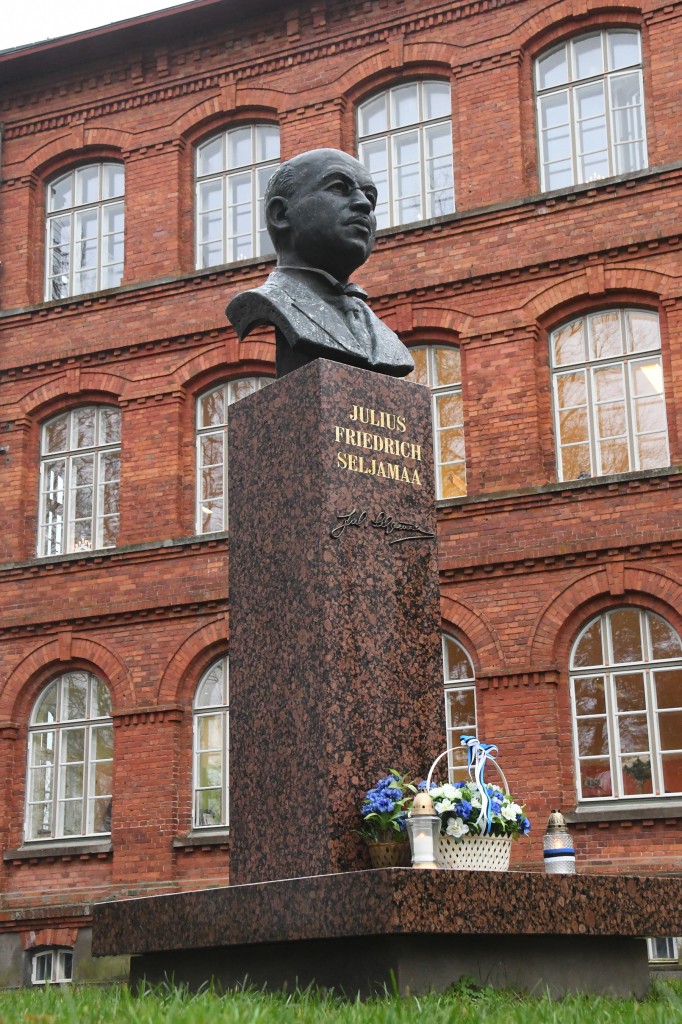 Julius Friedrich Seljamaa monument rahuläbirääkija sünnilinnas. Foto Urmas Saard