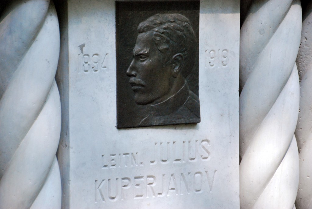 Julius Kuperjanovi bareljeef tema hauamonumendil Foto Urmas Saard