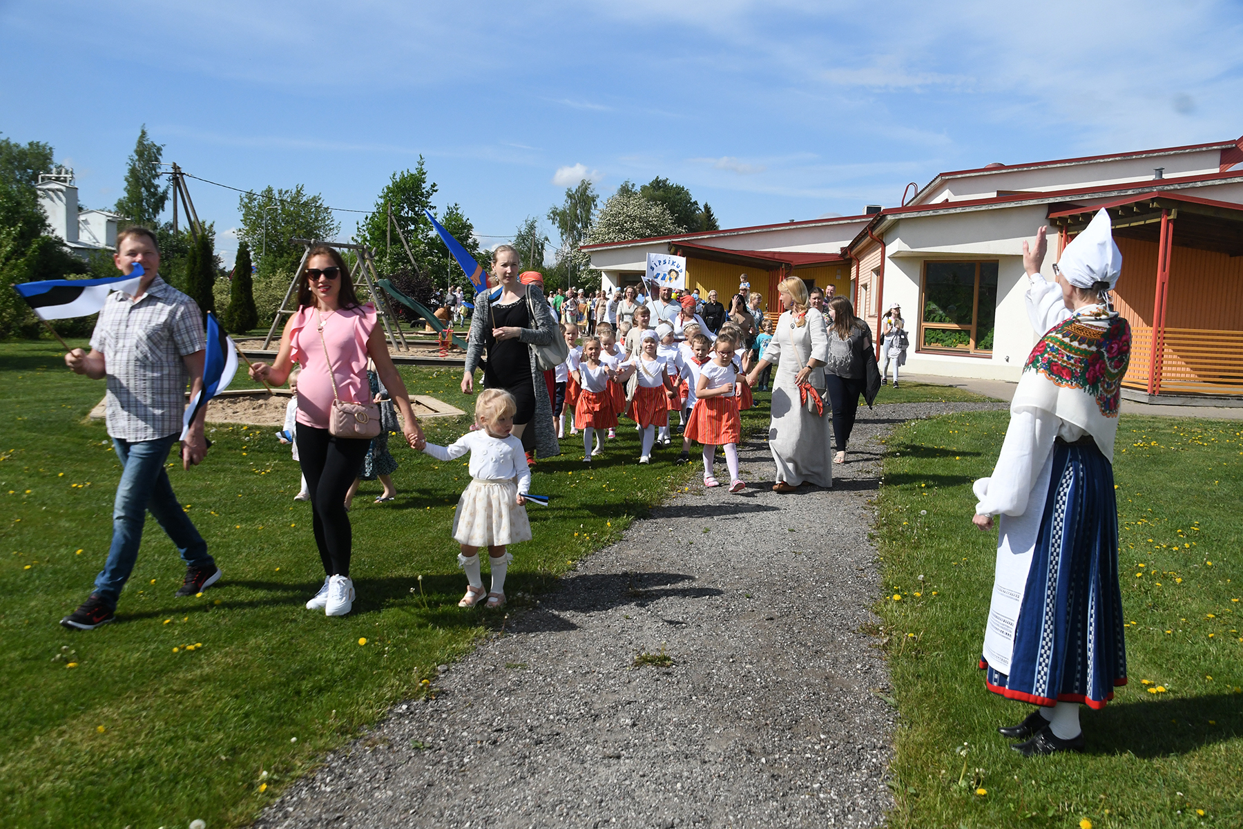 Jänesselja lasteaia laulu- ja tantsupeo rongkäik jõuab lasteaia suurele õuele. Foto Urmas Saard