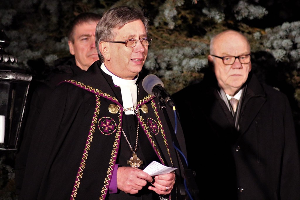 Jõgeva vallavolikogu esimees Raivo Meitus, piiskopp Joel Luhamets ja vallavanem Aare Olgo Jõulurahu välja kuulutamisel 2017. aastal