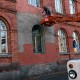 Jüri Saks värvib 117 aasta vanuse Sindi koolihoone krohvitud halli laigu punase telliskivi toonis fassaadivärviga nägusamaks Foto Urmas Saard