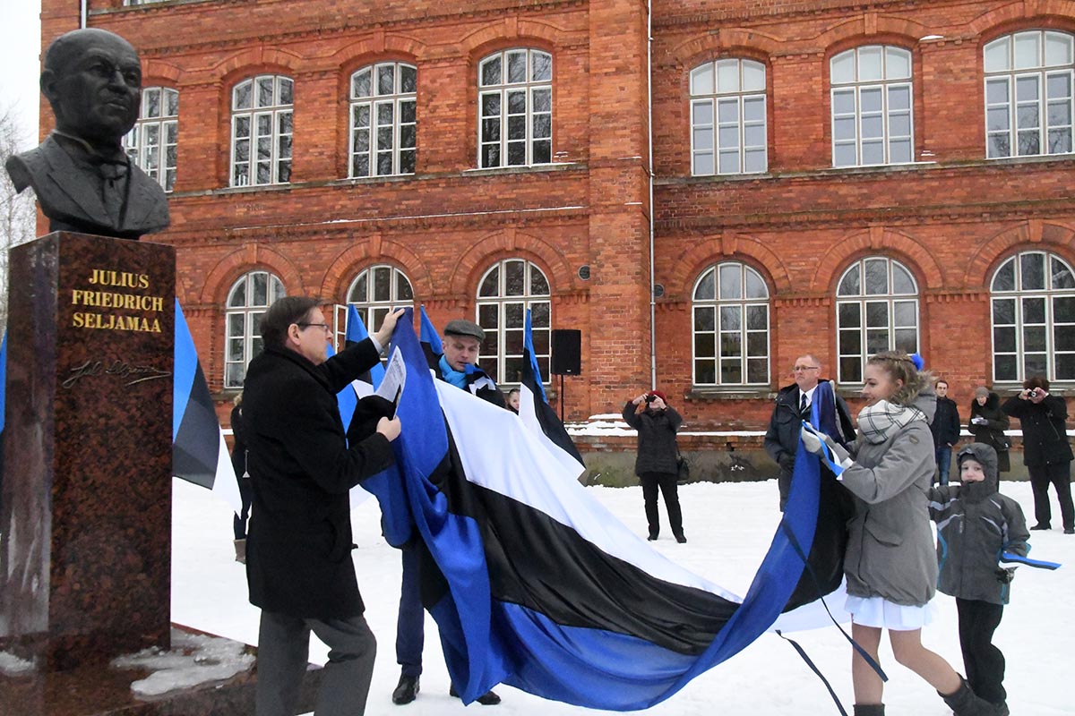 Jüri Trei, Lauri Luur, Chätlyn Parts ja Sten Eric Hansen avavad Seljamaa monumendi. Foto Urmas Saard