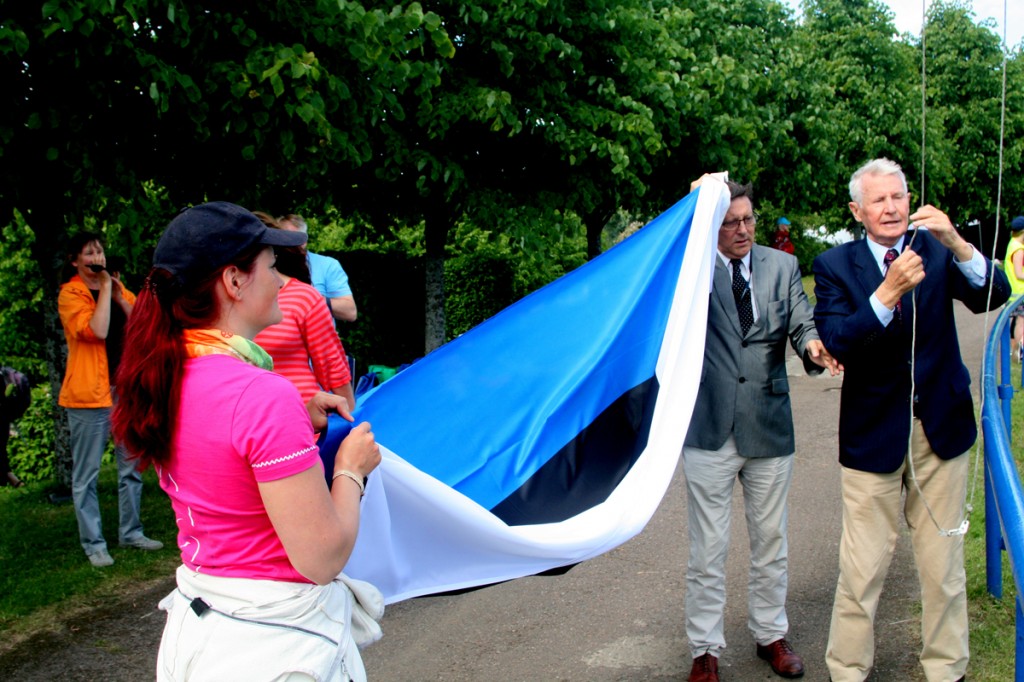 Jüri Trei ja Jüri Kraft heiskavad Kalevi staadionil lippu Foto Tõnu Aru