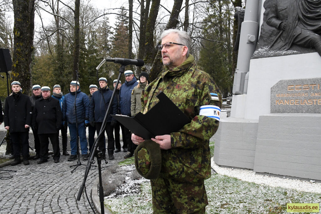 Fotogalerii Kaitseliidu Pärnumaa maleva kaplan Hanno Saks Tartu rahulepingu sõlmimise 105. aastapäeva tähistaval mälestustseremoonial Pärnus. Foto: Urmas Saard 