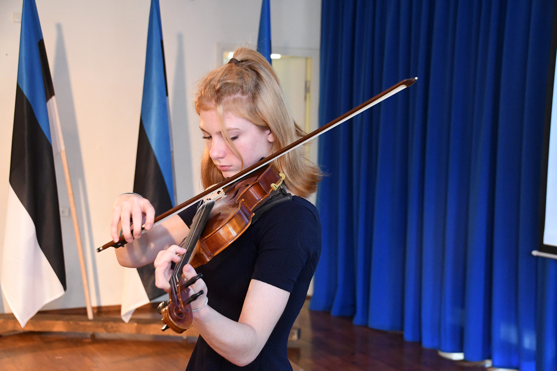 Kertu Kirke Hansen mängib Sindi gümnaasiumi õpilaskonverentsil viiulipala Eesti lipp. Foto Urmas Saard