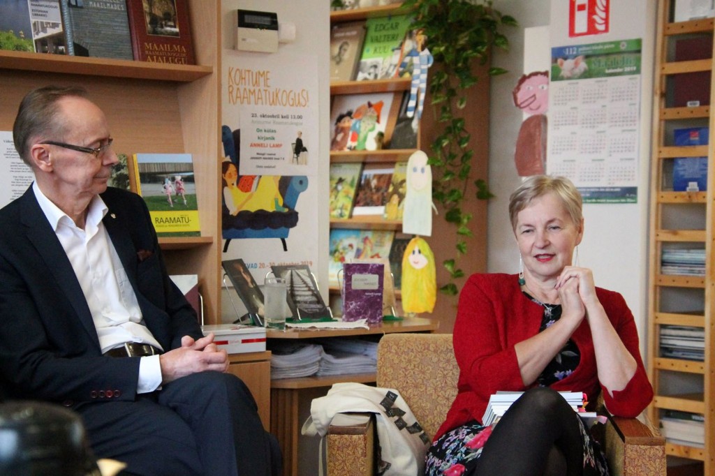 Kirjanik Anneli Lamp koos abikaasaga kohtumisel Avinurme raamatukogus. Foto Anu Ots